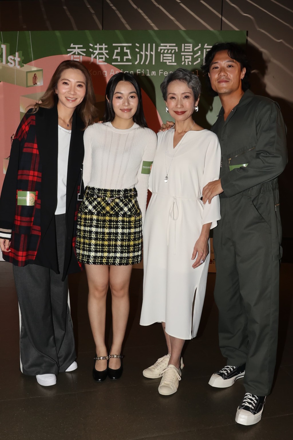 談到難忘拍攝場面,婉婉表示跟葉童有場在大排檔飲酒戲,對方不慎仆倒戲份。 談到難忘拍攝場面,婉婉表示跟葉童有場在大排檔飲酒戲,對方不慎仆倒戲份。