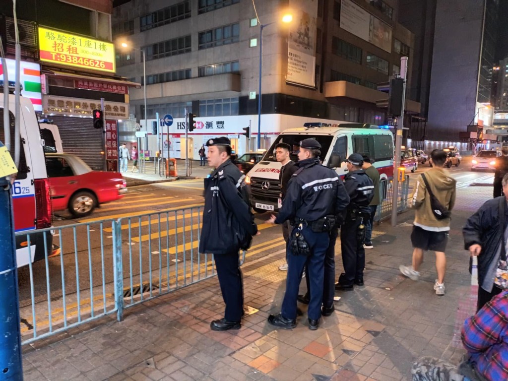 大批警員在場兜截。