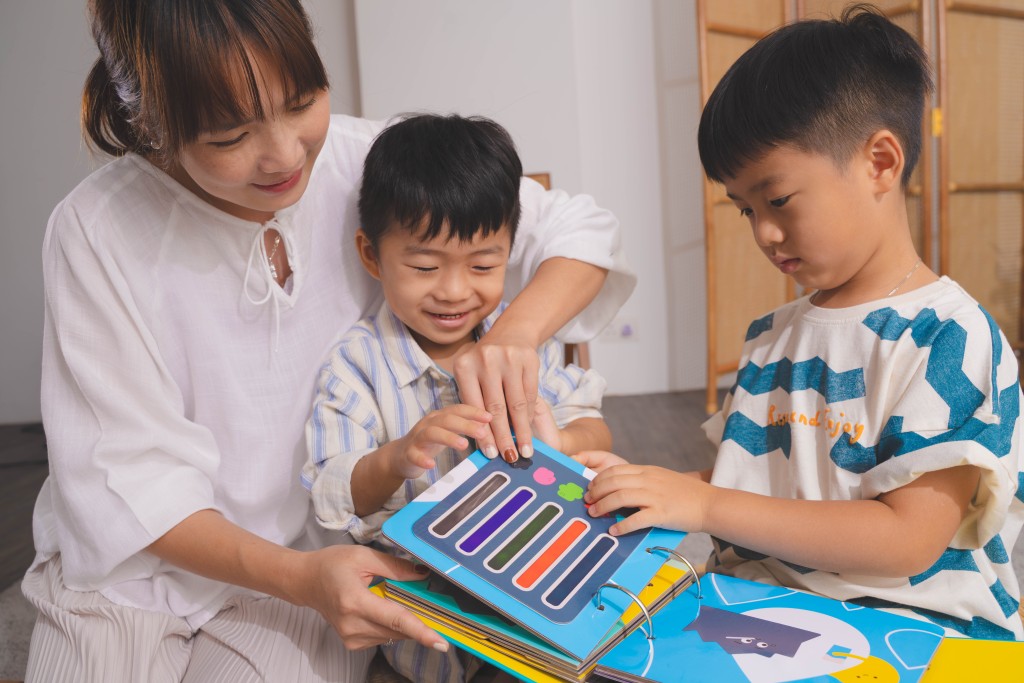 《「噢！不見了」情緒急救包》包含觸感遊戲、 鏡子、表情轉盤、情緒溫度計等互動元素。