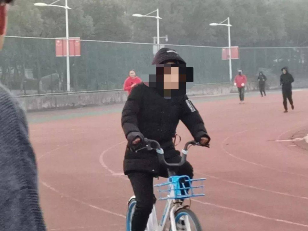 内地有大学生以踏单车来代替真跑。