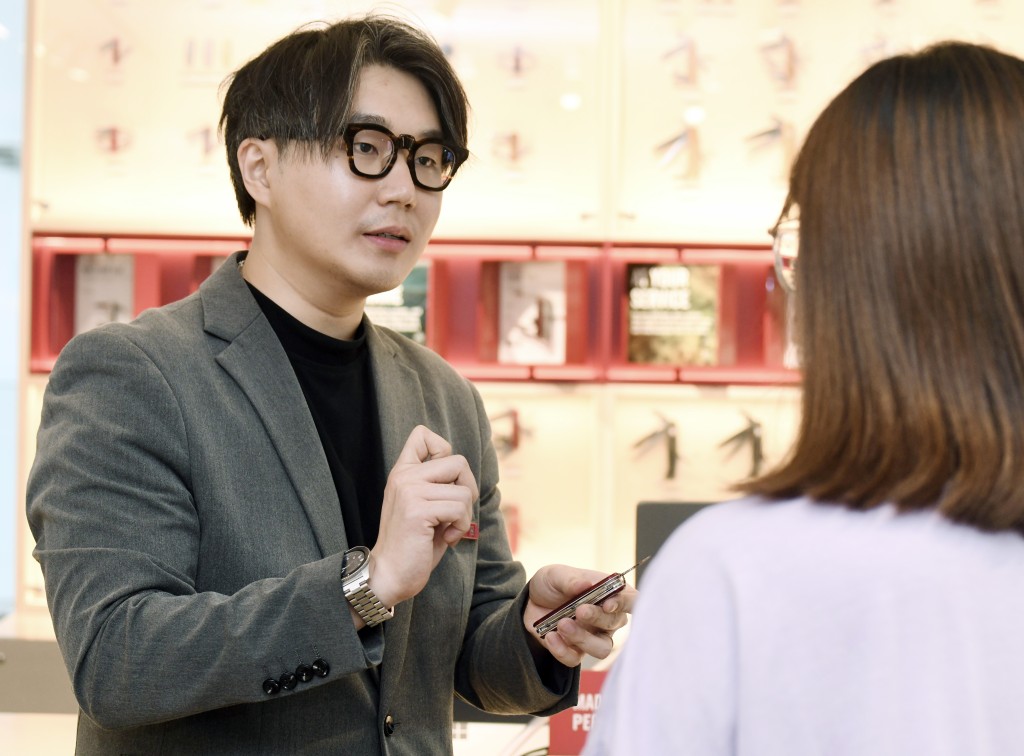 陳宏輝服務細心、態度誠懇,工作9年間與不少客人建立情誼。 陳宏輝服務細心、態度誠懇,工作9年間與不少客人建立情誼。