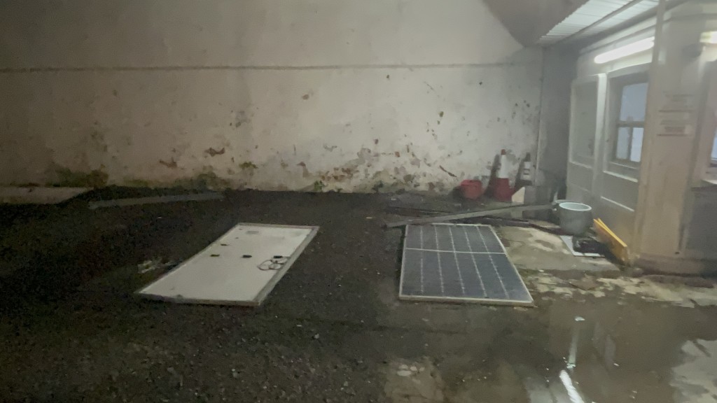有10塊太陽能板從天而降，跌落土瓜灣旭日街一個露天停車場內，擊中停泊於上址的6輛車。楊偉亨攝