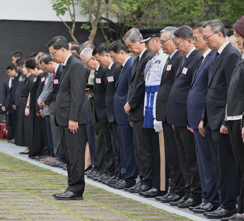 李家超和政府高层官员及多名前特首均有出席中国人民抗日战争胜利纪念日仪式。政府新闻处图片 李家超和政府高层官员及多名前特首均有出席中国人民抗日战争胜利纪念日仪式。政府新闻处图片