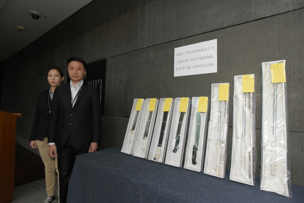 警方檢獲一批武器。黃文威攝