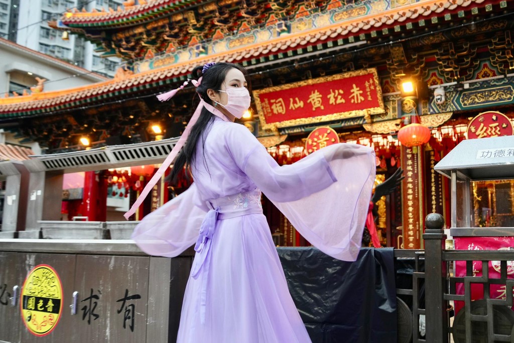 近200位女性身穿傳統華服參與。