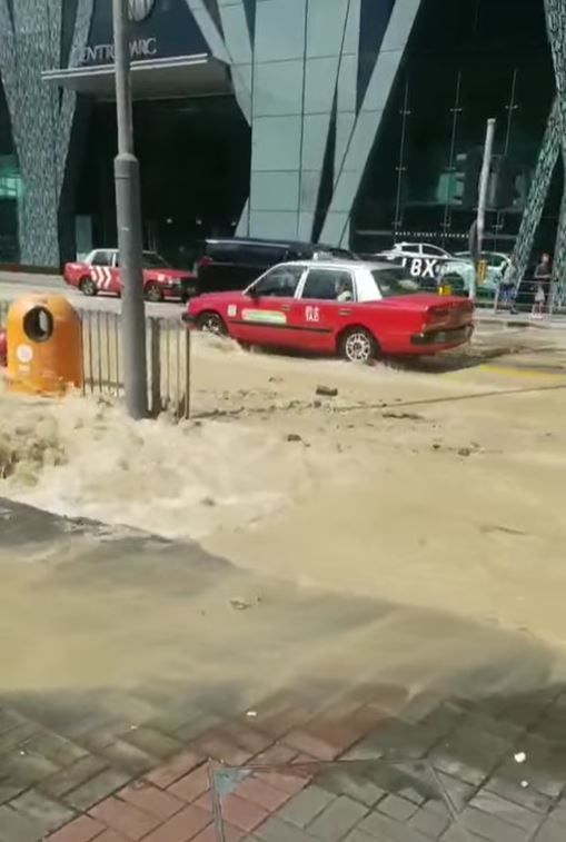 fb馬路的事 (即時交通資訊台)影片截圖