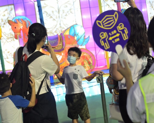 市民一家大細進入維園後紛紛拍照留念。