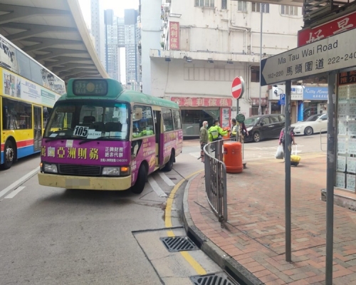 肇事綠色專綫小巴意外後停在路邊。梁國峰攝