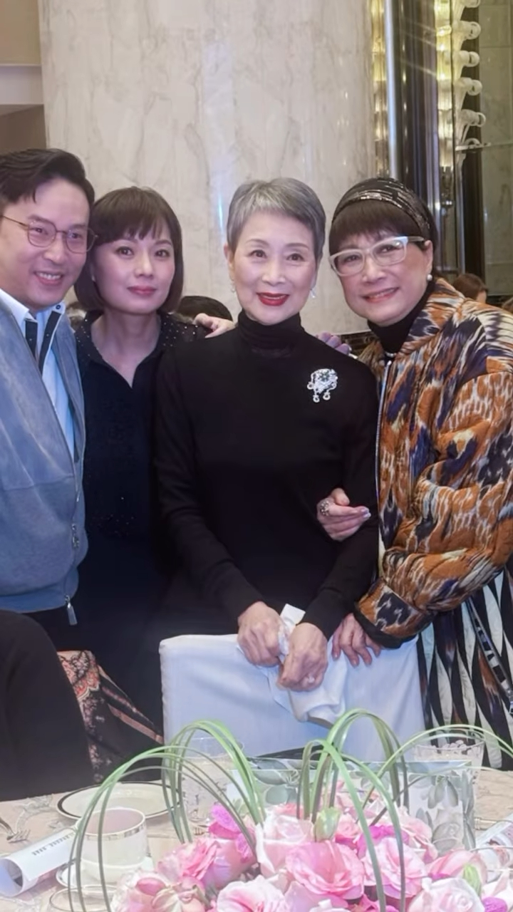 陳寶珠與囝囝楊天經及新抱吳文珊,與鄧光榮遺孀嚴珍納合照。