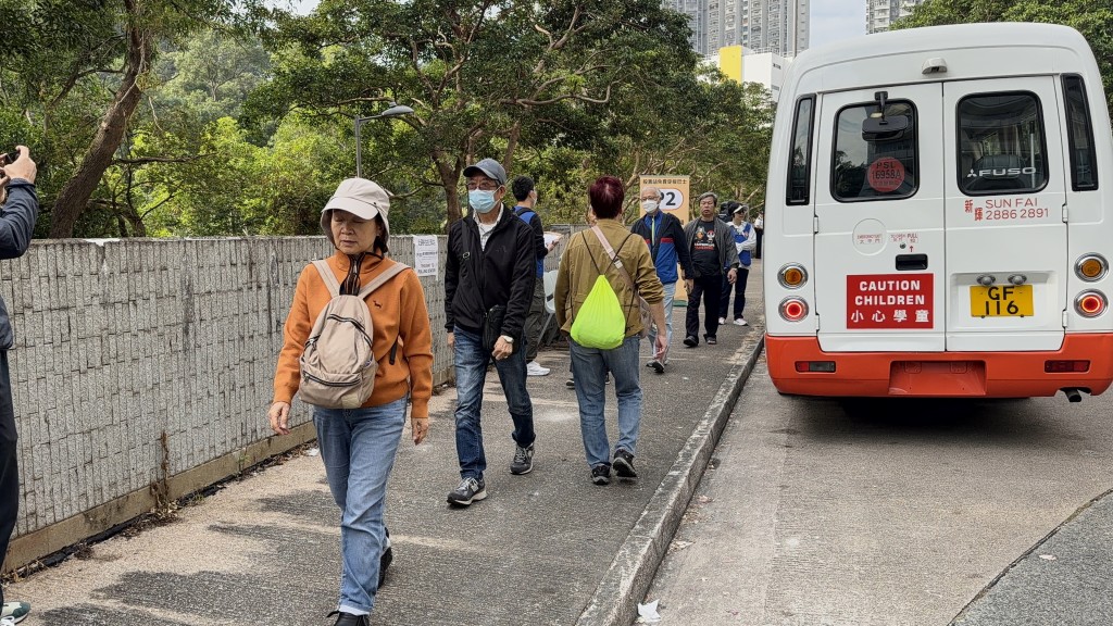 選舉事務處安排免費接駁交通,方便選民前往新票站投票。 選舉事務處安排免費接駁交通,方便選民前往新票站投票。