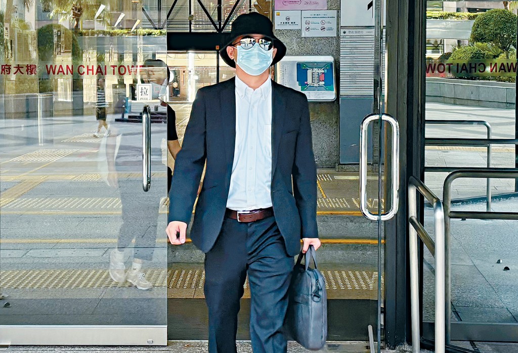 被告偽造及藉公職作出不當行為等兩罪罪成，被判入獄兩年。