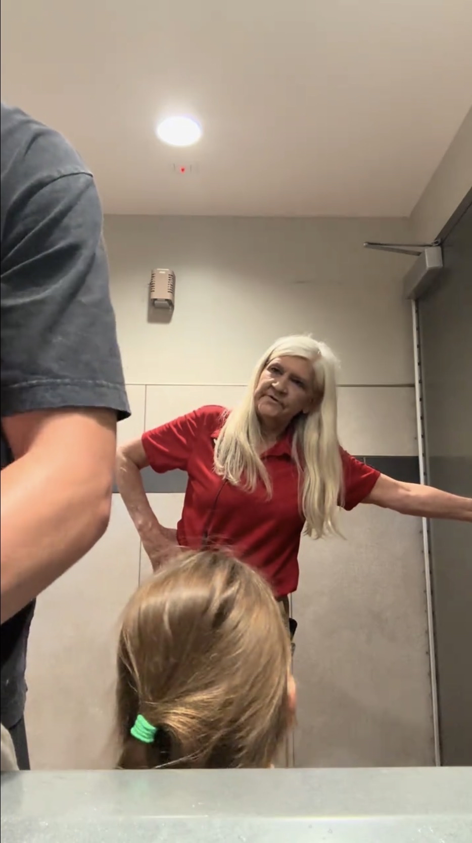 加油站女职员帮忙挡门，让布罗德斯基慢慢帮另一个女儿洗手。 TikTok@tylerbrodsky2