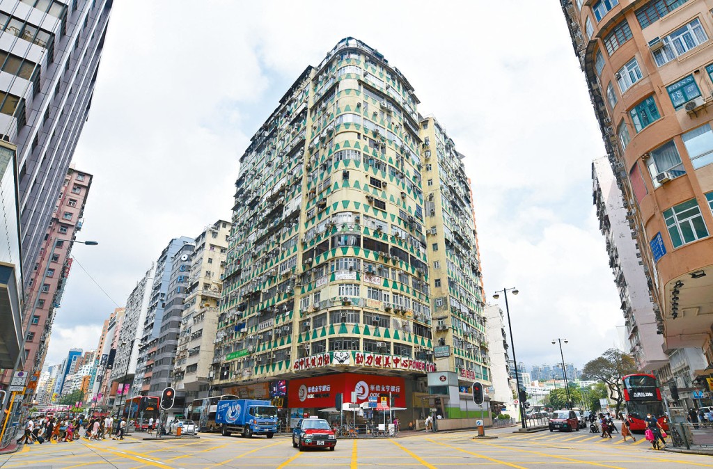 一九六四年落成的佐敦华丰大厦，其中的走廊上盖，天台平台部分围栏被指没有入则，屋宇署勒令清拆。