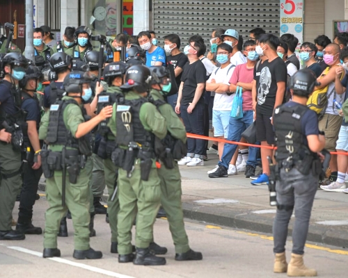 警方彌敦道截查聚集人群。