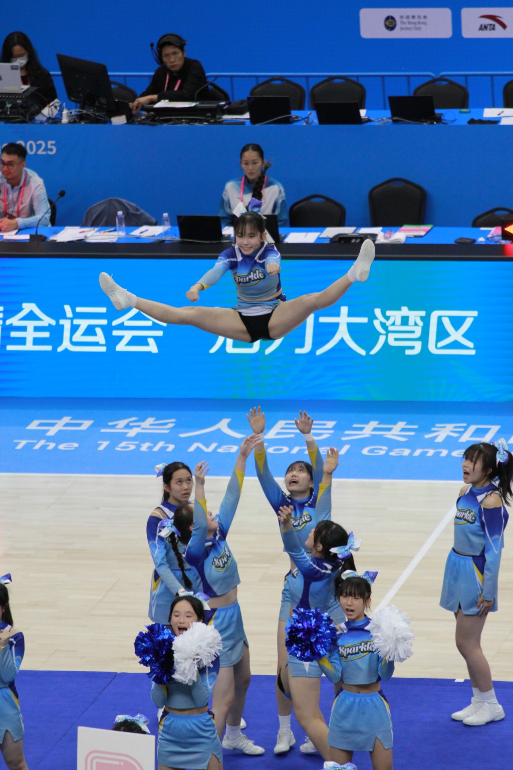 學生以肢體動作模擬花瓣由散開、連結至盛放的過程，象徵運動員經長期努力後開花結果，寓意拼搏與成果並存。