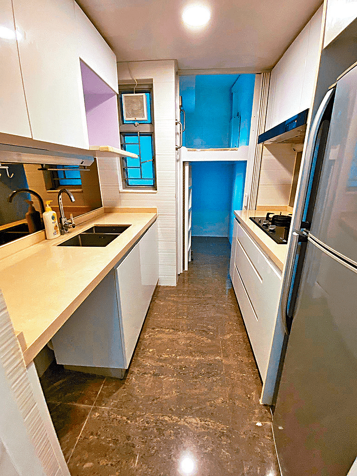 廚房有多組廚櫃，便於把家具及食品分類儲存。