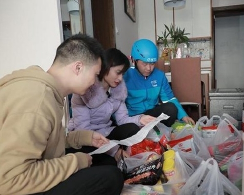 陸男(左)買八箱零食「冧」女被分手。網上圖片