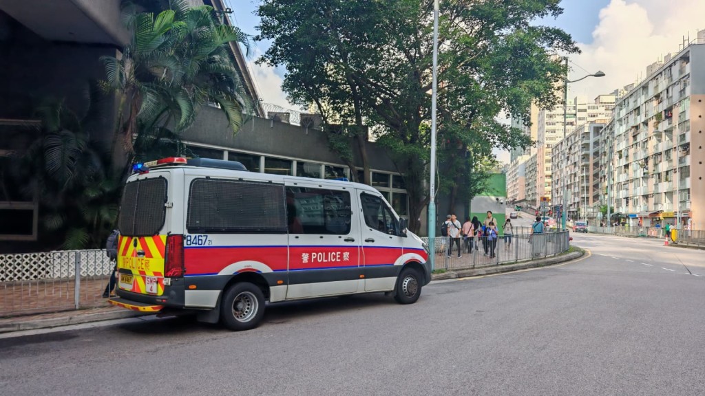 九龍灣及牛頭角站昨日亦現猴蹤,警方到場跟進。 九龍灣及牛頭角站昨日亦現猴蹤,警方到場跟進。