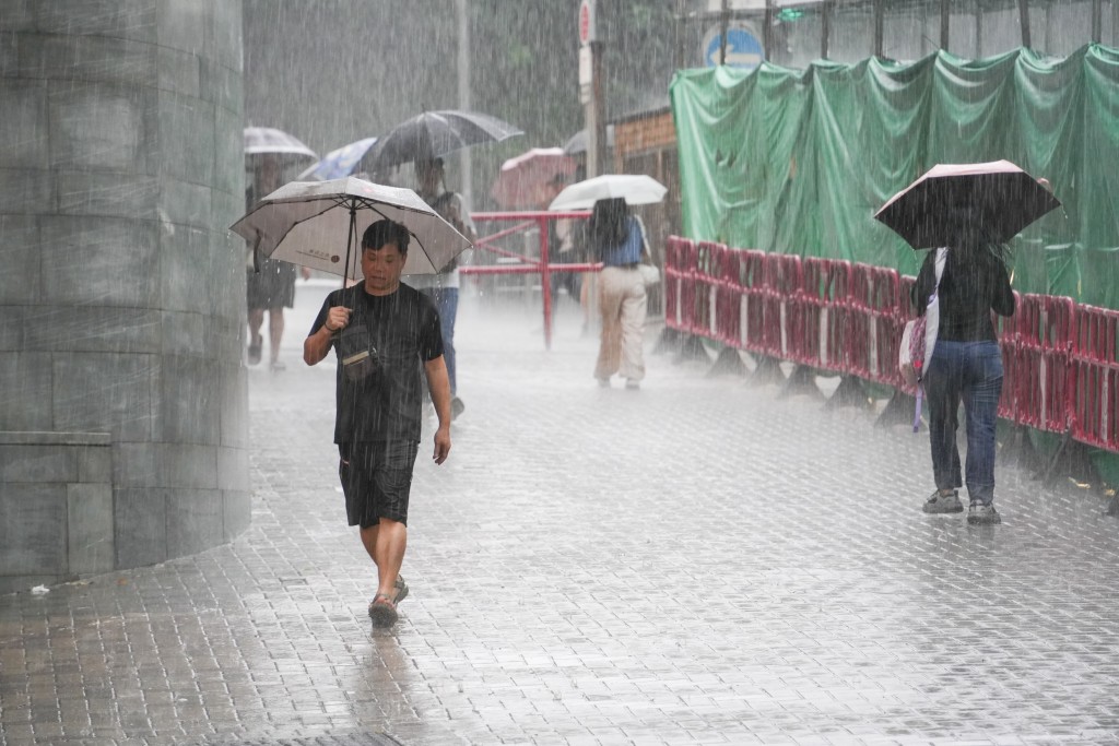 南丫島及南區的雨勢特別大,已錄得每小時雨量超過100毫米的大暴雨。吳艷玲攝 南丫島及南區的雨勢特別大,已錄得每小時雨量超過100毫米的大暴雨。吳艷玲攝