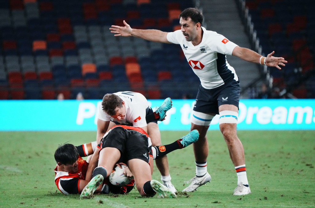 港男子隊旗開得勝。