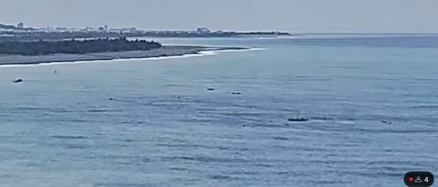 舢舨原停在海上。 舢舨原停在海上。