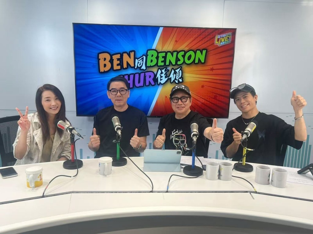 近日王書麒一家三口現身李有毅在新城主持的節目《Ben同Benson「Chur」住傾》。 近日王書麒一家三口現身李有毅在新城主持的節目《Ben同Benson「Chur」住傾》。