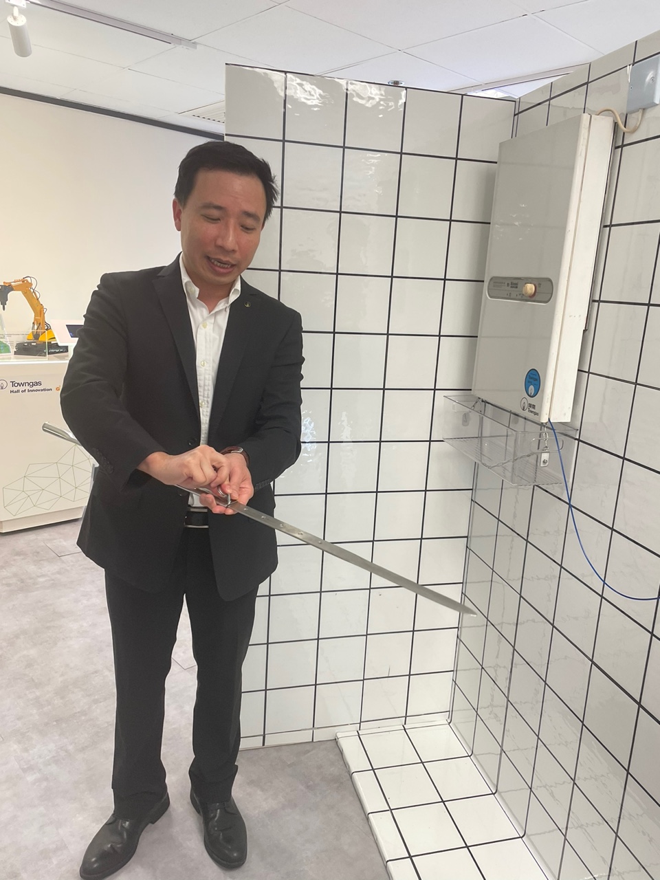 杨培正介绍公司研发的简易玻璃胶去除工具「倚天剑」。蔡思宇摄