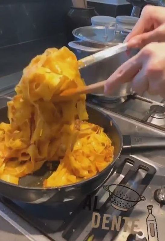 李嘉欣素顏上陣煮意大利粉。fb