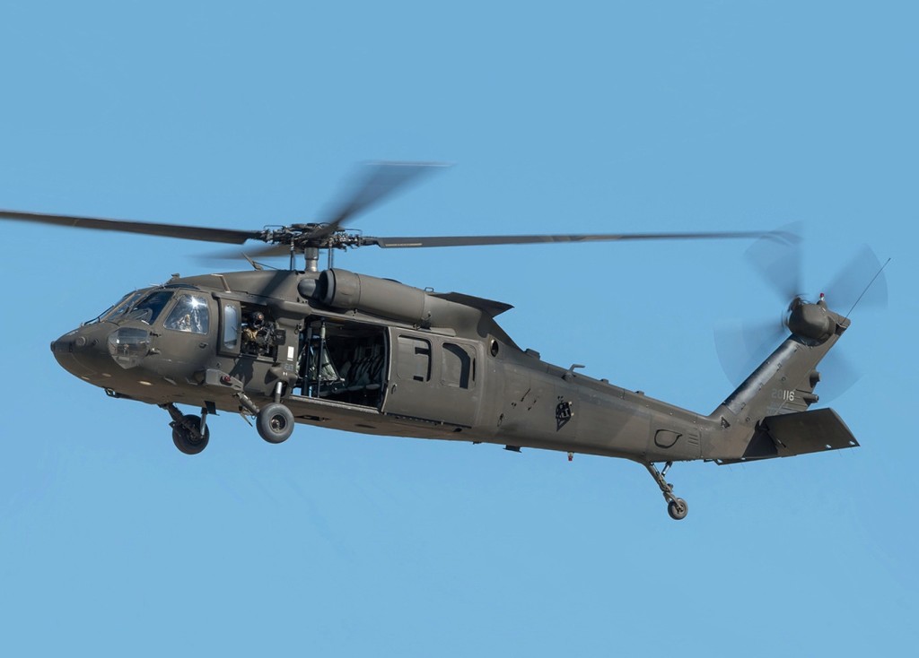 美國陸軍一架MH-60黑鷹直升機墜毀,4人生死未卜。維基網站