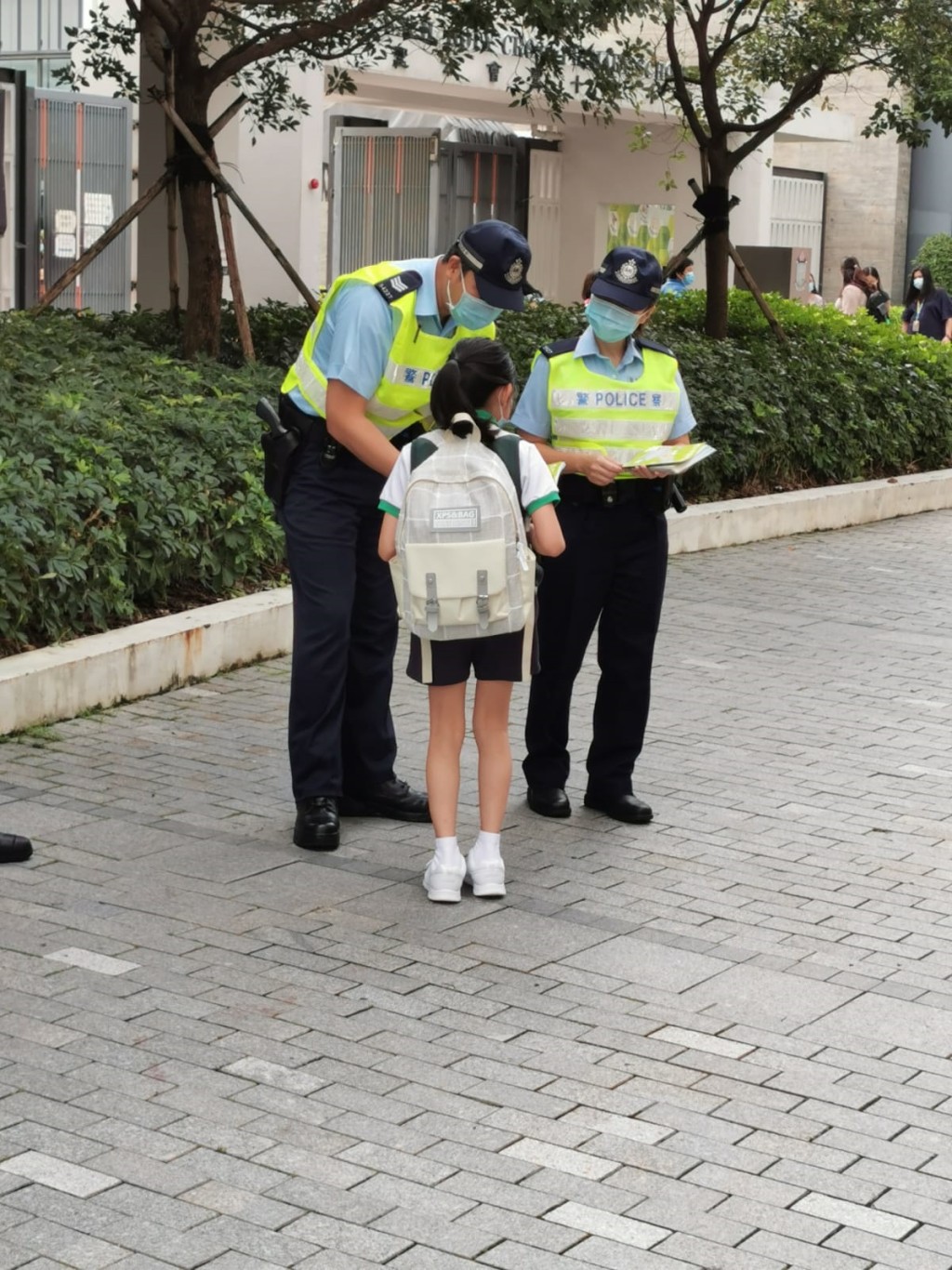 警員向學生及司機派發宣傳單張。圖:警方提供