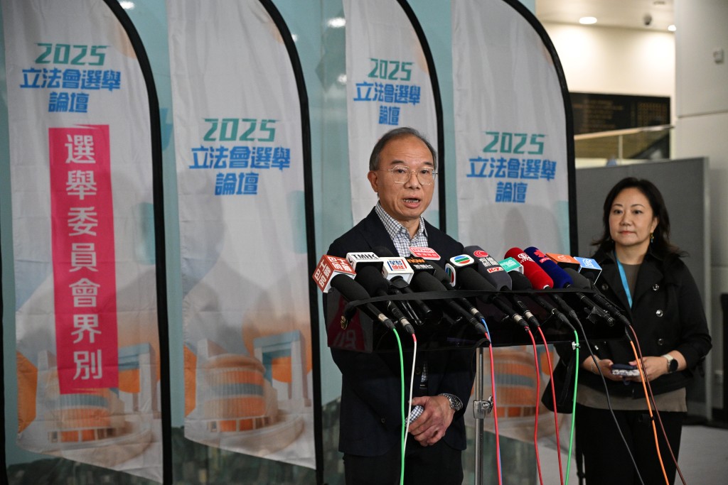 他又稱,50名候選人全數出席,並有超過1100名選委出席,顯示候選人重視向選委介紹政綱的機會。 他又稱,50名候選人全數出席,並有超過1100名選委出席,顯示候選人重視向選委介紹政綱的機會。