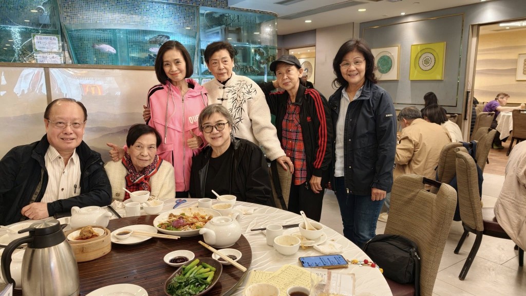 聚會由吳麗珠負責請客。 聚會由吳麗珠負責請客。