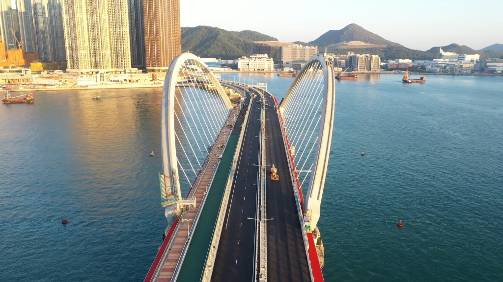 跨灣連接路是香港首條同時具備行車道、單車徑及行人路的海上高架橋。政府新聞處圖片