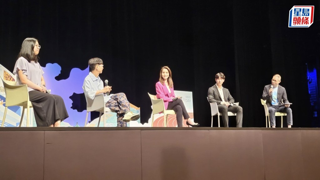 中大今早舉行「聯招申請入學講座:與中大人對談」,由王家徹(右一)主持 中大今早舉行「聯招申請入學講座:與中大人對談」,由王家徹(右一)主持