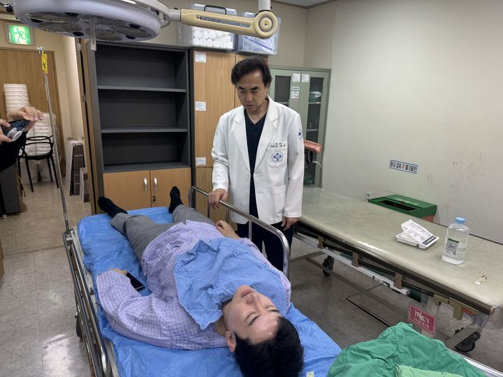 釜山市長候選人鄭莉翰遭潑灑灑料攻擊，失重心跌倒，一度失去意識。鄭莉翰選舉對策委員會