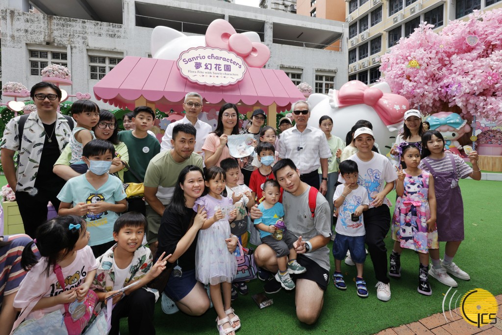 岑浩輝視察青洲坊一帶,並了解正在舉行的“Sanrio characters 夢幻花園”大型社區活動,對帶動區內經濟的成效。澳門新聞局圖片 岑浩輝視察青洲坊一帶,並了解正在舉行的“Sanrio characters 夢幻花園”大型社區活動,對帶動區內經濟的成效。澳門新聞局圖片