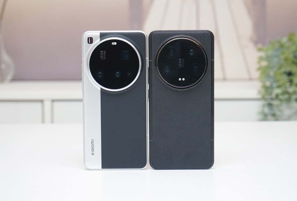 Xiaomi 15 Ultra（左）同樣裝有重型鏡頭組，但由於重量分佈為50:50比，機身再無頭重腳輕的情況。