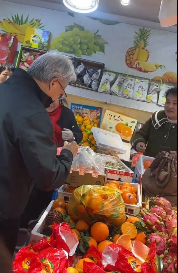 黄仁勋访问上海时到逛当地的街市。抖音