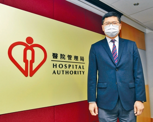 醫管局行政總裁高拔陞回顧抗疫戰役，稱要做到醫護零感染就如足球「守龍門」。