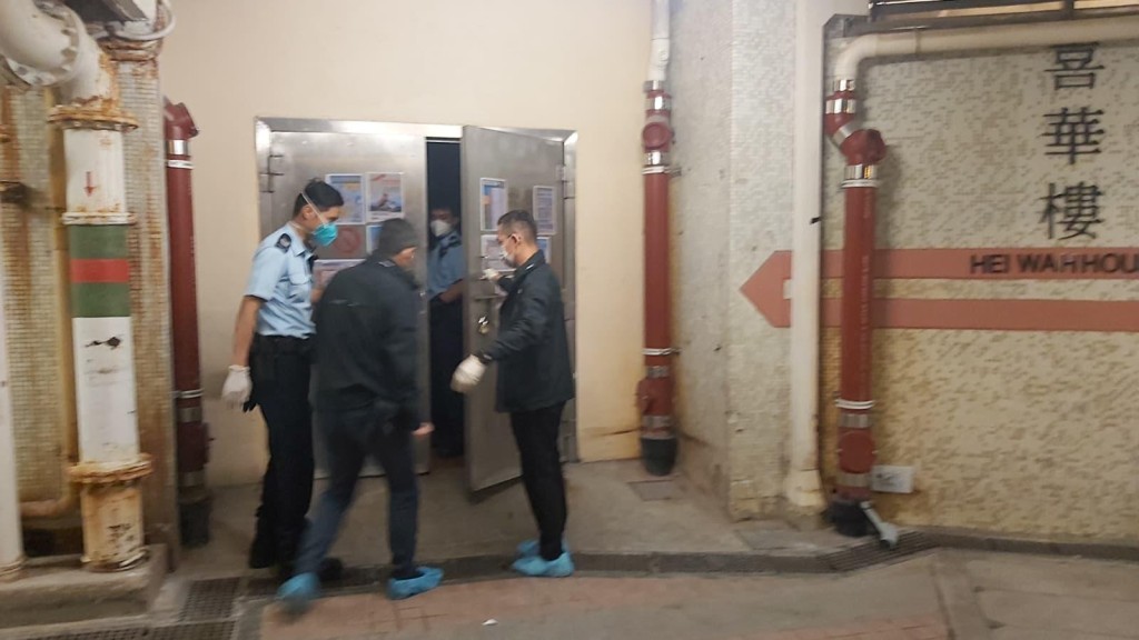 探員多次進出垃圾房調查。 探員多次進出垃圾房調查。