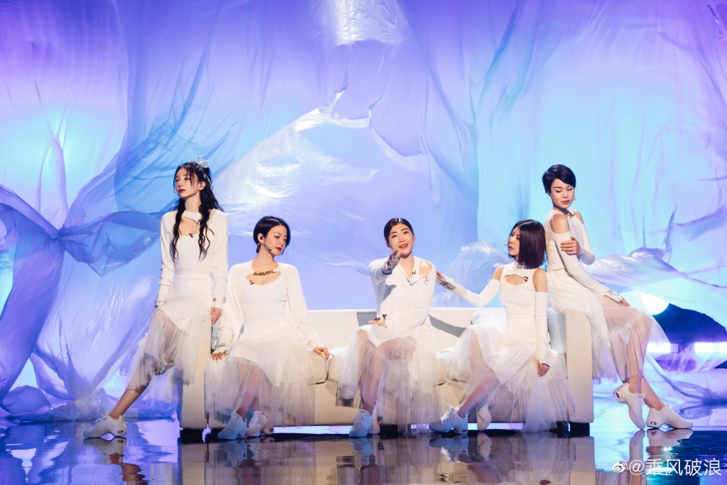 胡杏儿2022年曾参加综艺节目《乘风破浪》，在内地人气急升。