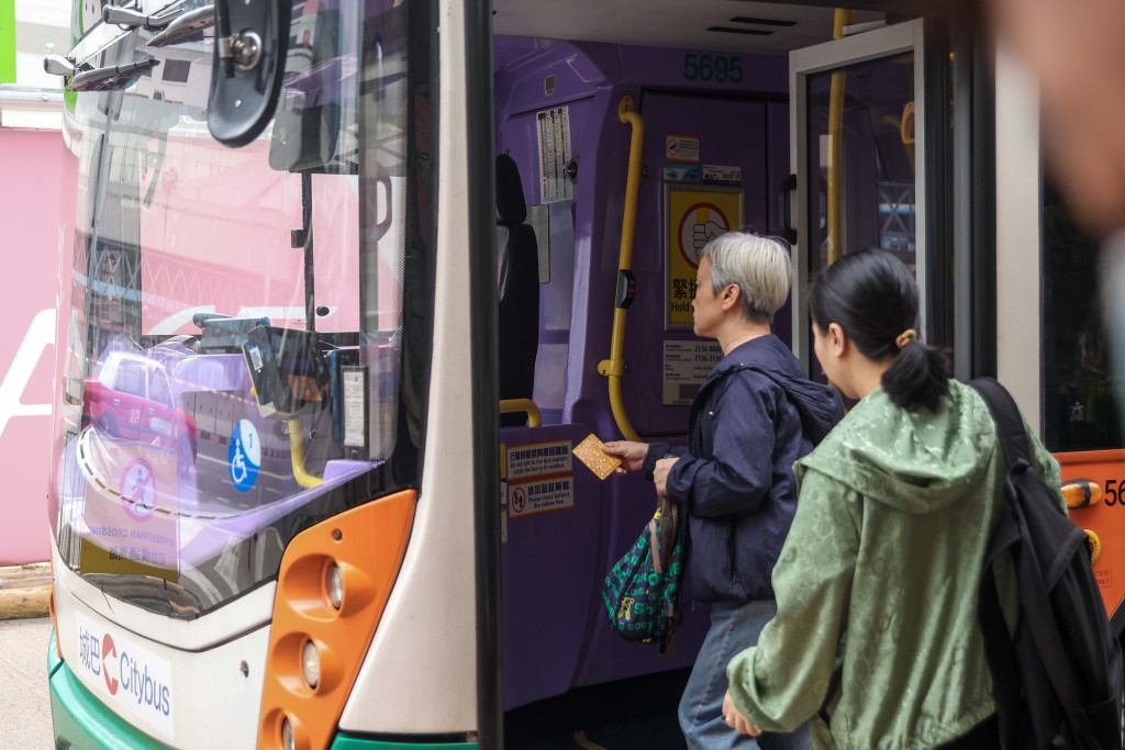 他指出，目前有六成的公共交通路線票價在10元或以下。何家豪攝