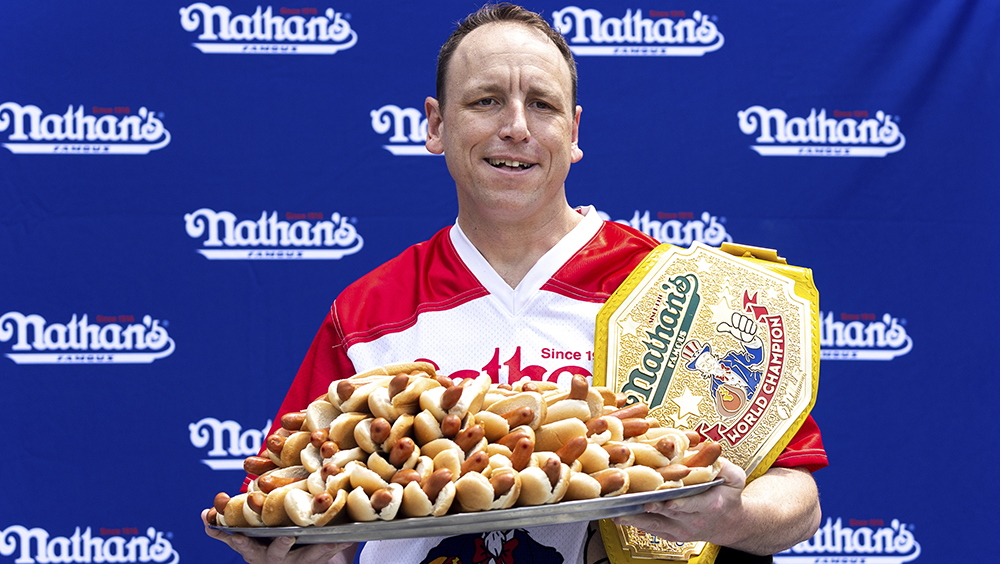 绰号「大白鲨」的大胃王，10分钟狂吞63热狗，第15度夺冠。AP图片