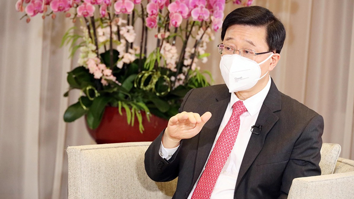 李家超接受香港中通社獨家書面採訪談及防疫時表示,特區是國家聯防聯控重要的一部分。中通社圖片