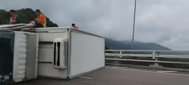 事後貨車上三人坐在車斗上等候救援。Threads:asiaidiotdrivers 事後貨車上三人坐在車斗上等候救援。Threads:asiaidiotdrivers
