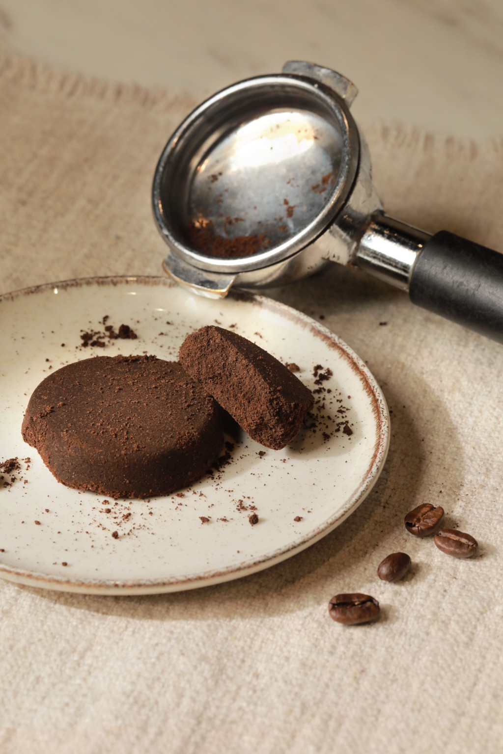 咖啡節期間更免費派發咖啡渣， 鼓勵大家在生活裡善用咖啡渣。（圖片來源：agnès b.）