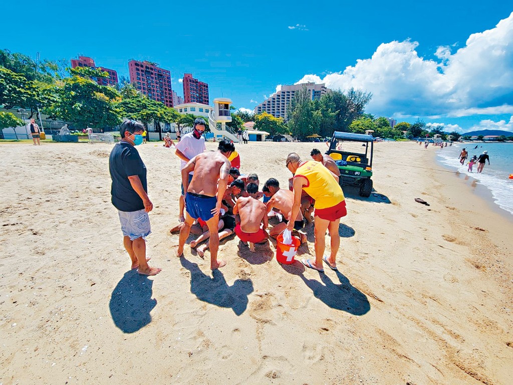 黄金泳滩救生员合力救起遇溺男子，并即场进行急救。 