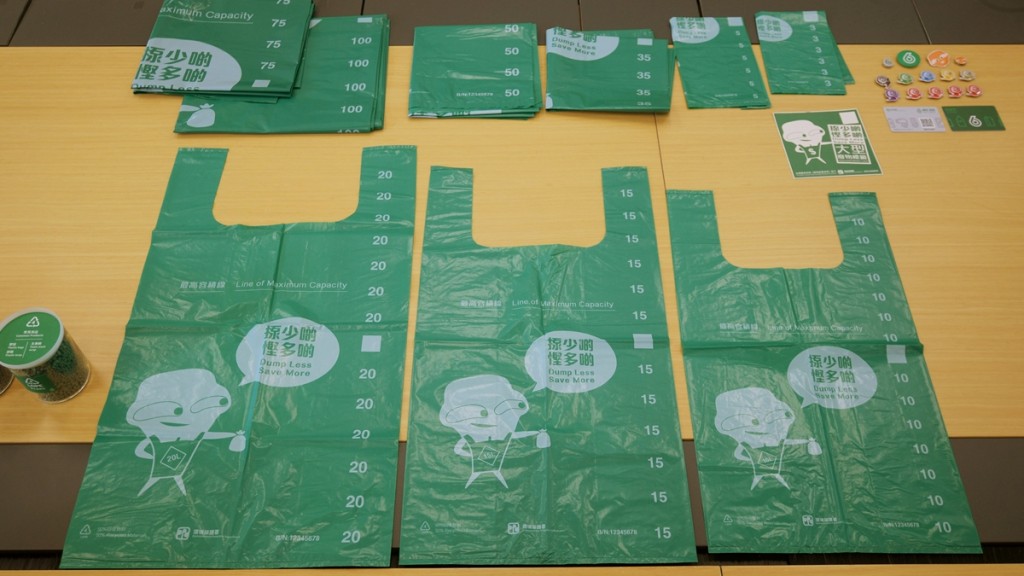 謝展寰稱指定垃圾袋限用綠色更易辨認。資料圖片