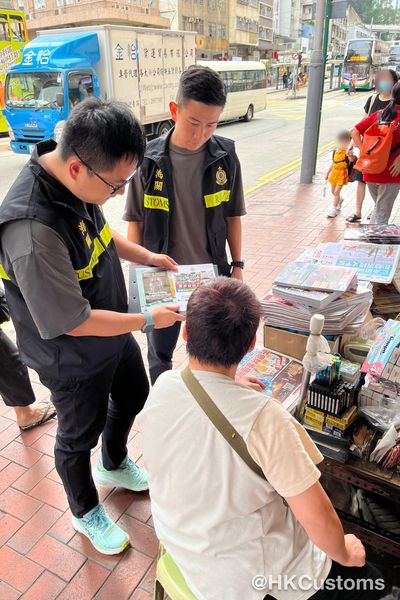如有怀疑私烟活动，应尽快向香港海关举报。香港海关fb