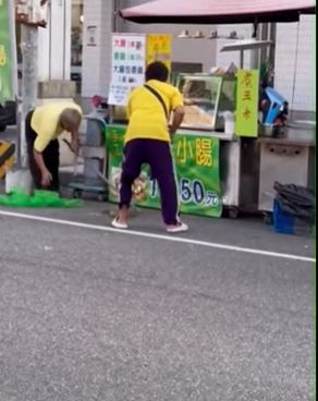 事發後，民眾合力趕蛇救人。Threads